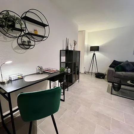 Schoenes Ferienapartement In Feldrandlage アパート